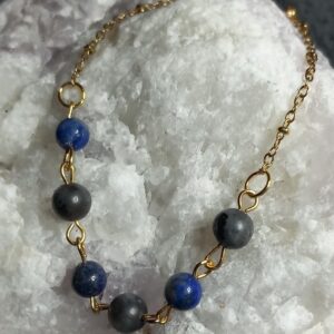 Bracelet Neptune doré en pierres naturelles.