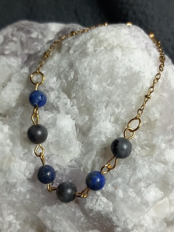 Bracelet Neptune doré en pierres naturelles.