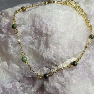 Bracelet Nout doré en pierres naturelles.