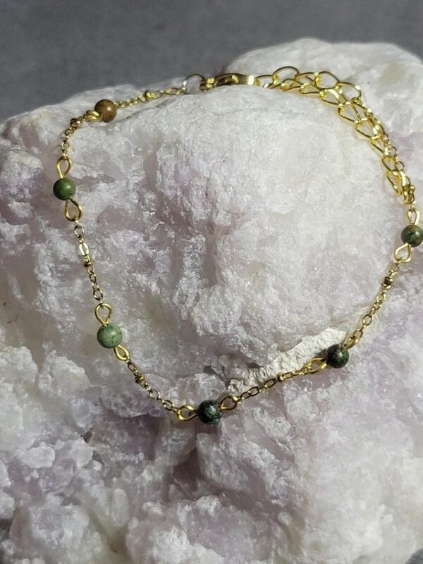 Bracelet Nout doré en pierres naturelles.
