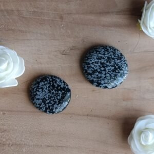 Pierre plate obsidienne neige